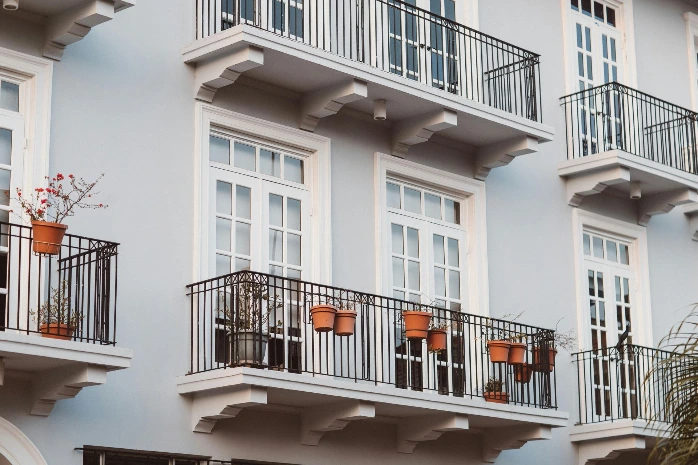 Contrôle de conformité : bâtiment mixte avec 10 appartements ou moins et une parcelle extérieure supérieure à 3000 m²