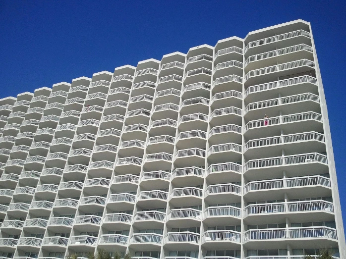 Contrôle de conformité : bâtiment mixte avec plus de 10 appartements et une parcelle extérieure inférieure ou égale à 3000 m²